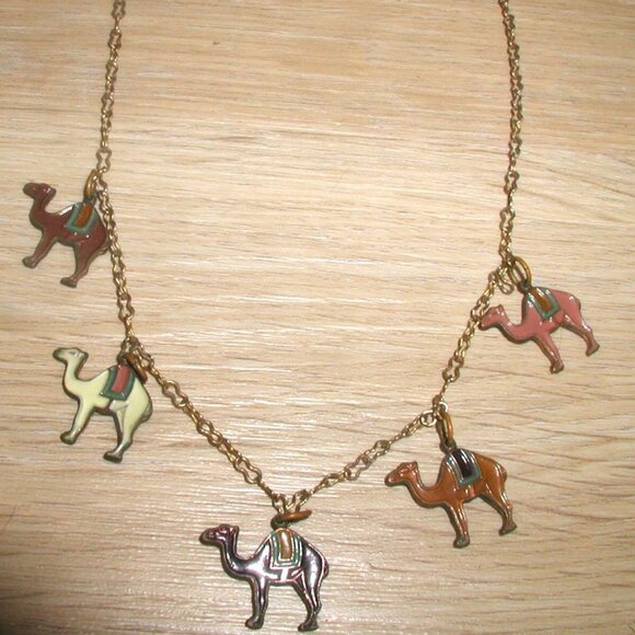 Vintage golden necklace with dangling enamel camels RARE - Picture 3 of 7